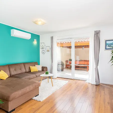 Lucia, Peacefull And Private * Mravince