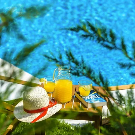 Lucia, Peacefull And Private Mravince