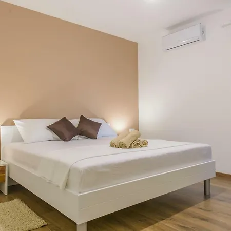 Lucia, Peacefull And Private