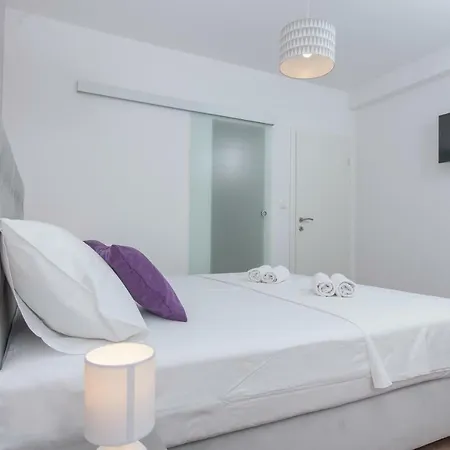 Lucia, Peacefull And Private Mravince