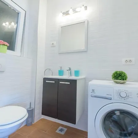 Lucia, Peacefull And Private * Mravince