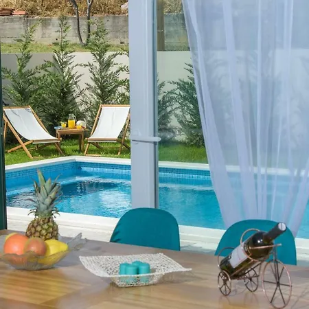 Lucia, Peacefull And Private Mravince