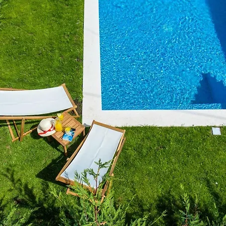 Lucia, Peacefull And Private Mravince