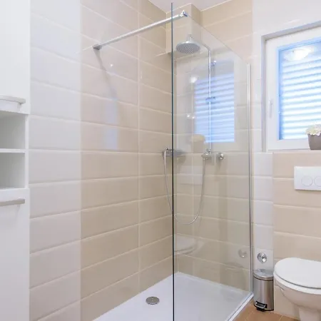 Lucia, Peacefull And Private Mravince